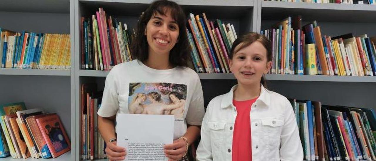 Antía Novas e Elena Pastoriza, onte na Biblioteca Torrente Ballester de Bueu.   | // SANTOS ÁLVAREZ