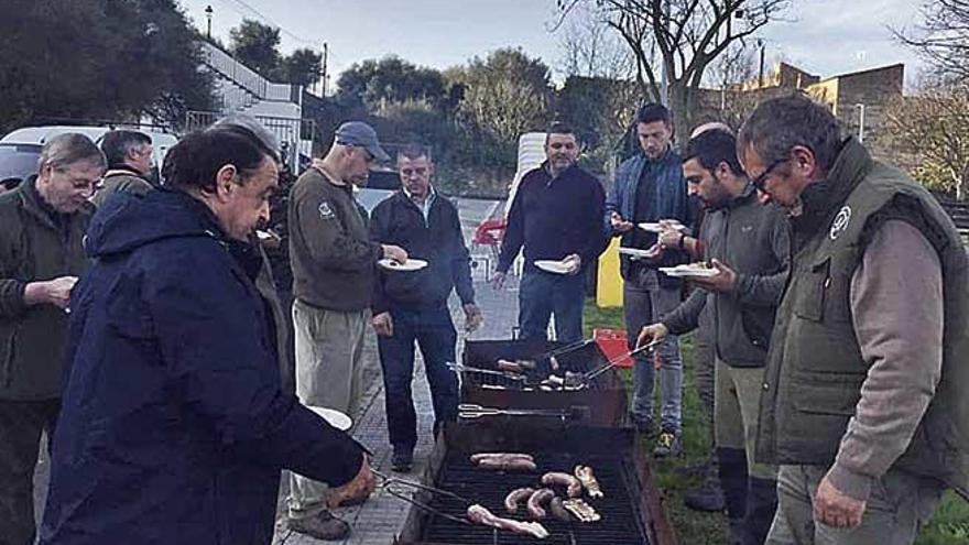 Cazadores de Maria reunidos el domingo en un almuerzo de hermandad para cerrar la temporada.
