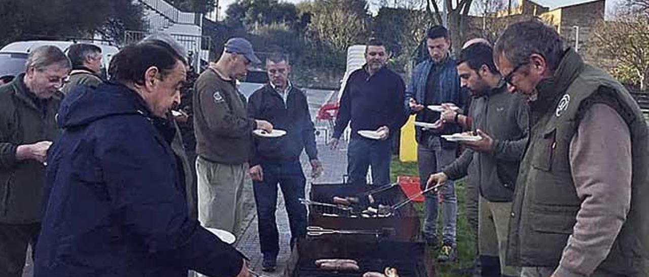 Cazadores de Maria reunidos el domingo en un almuerzo de hermandad para cerrar la temporada.