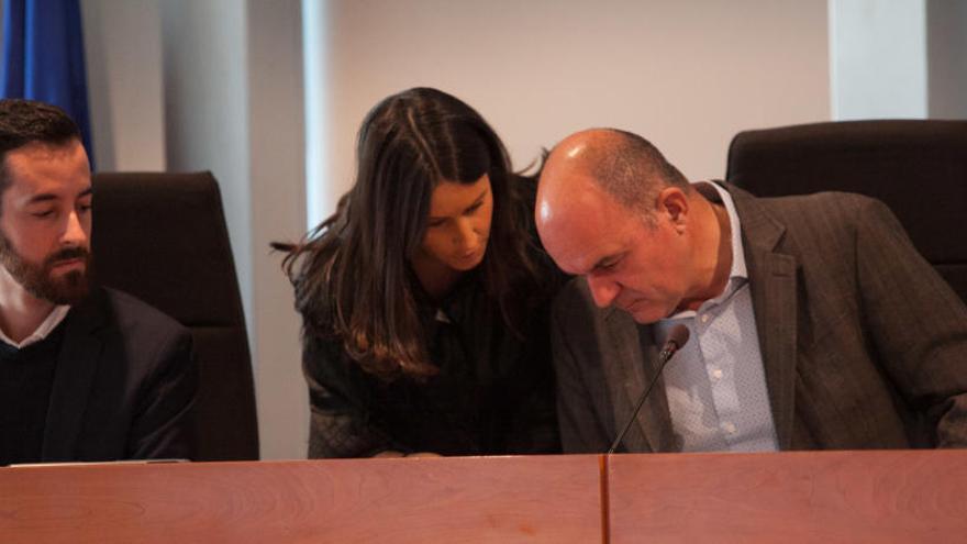 Javier Torres, María Fajarnés y el presidente, Vicent Marí, en el último pleno del Consell.