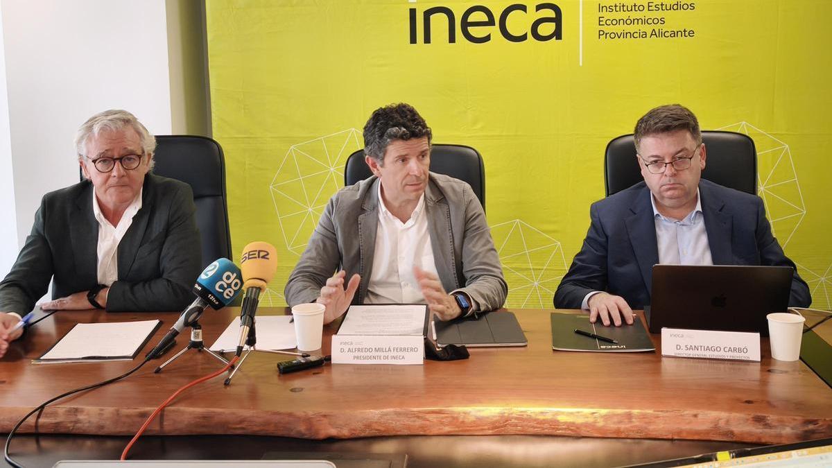 Francisco Llo´pis, Alfredo Millá y Santiago Carbó en la presentación del análisis.