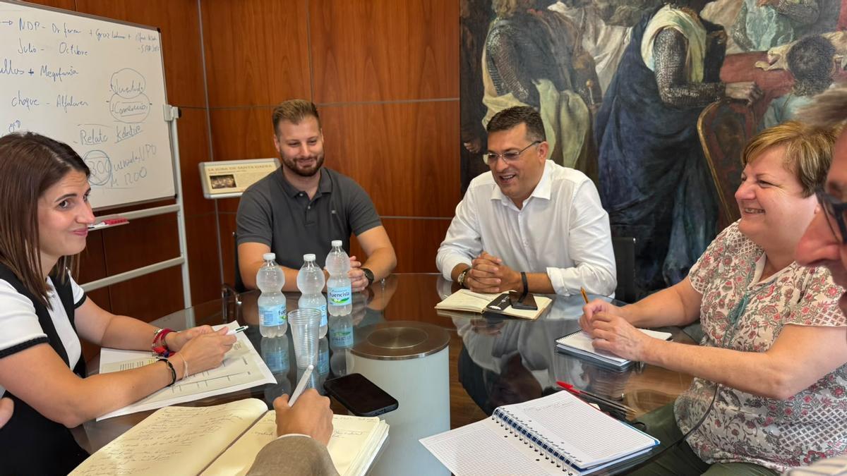El alcalde Adsuara en la reunión de trabajo con Pablo Almiñana e Isabel Peyró.