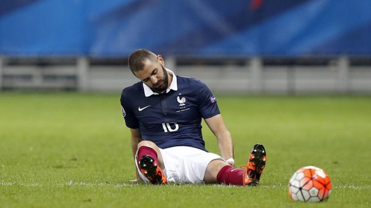 Benzema, tras sufrir una entrada en el amistoso de Francia ante Armenia, este jueves.