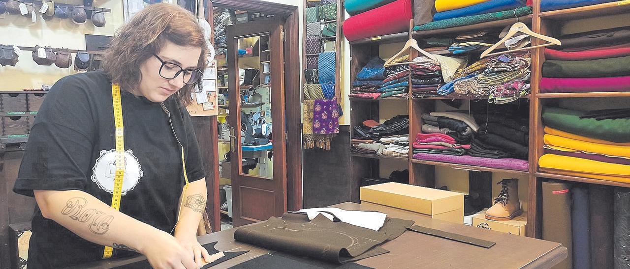Raquel Vega Roza, preparando un pantalón en su taller de Gijón, ayer. | S. Arias