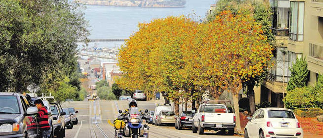 Por las calles de San Francisco, al comienzo del nuevo viaje por Estados Unidos; al fondo, la isla de Alcatraz y la prisión.