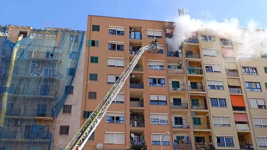 Bomberos rescatan a un menor atrapado en el incendio en un edificio de Palma