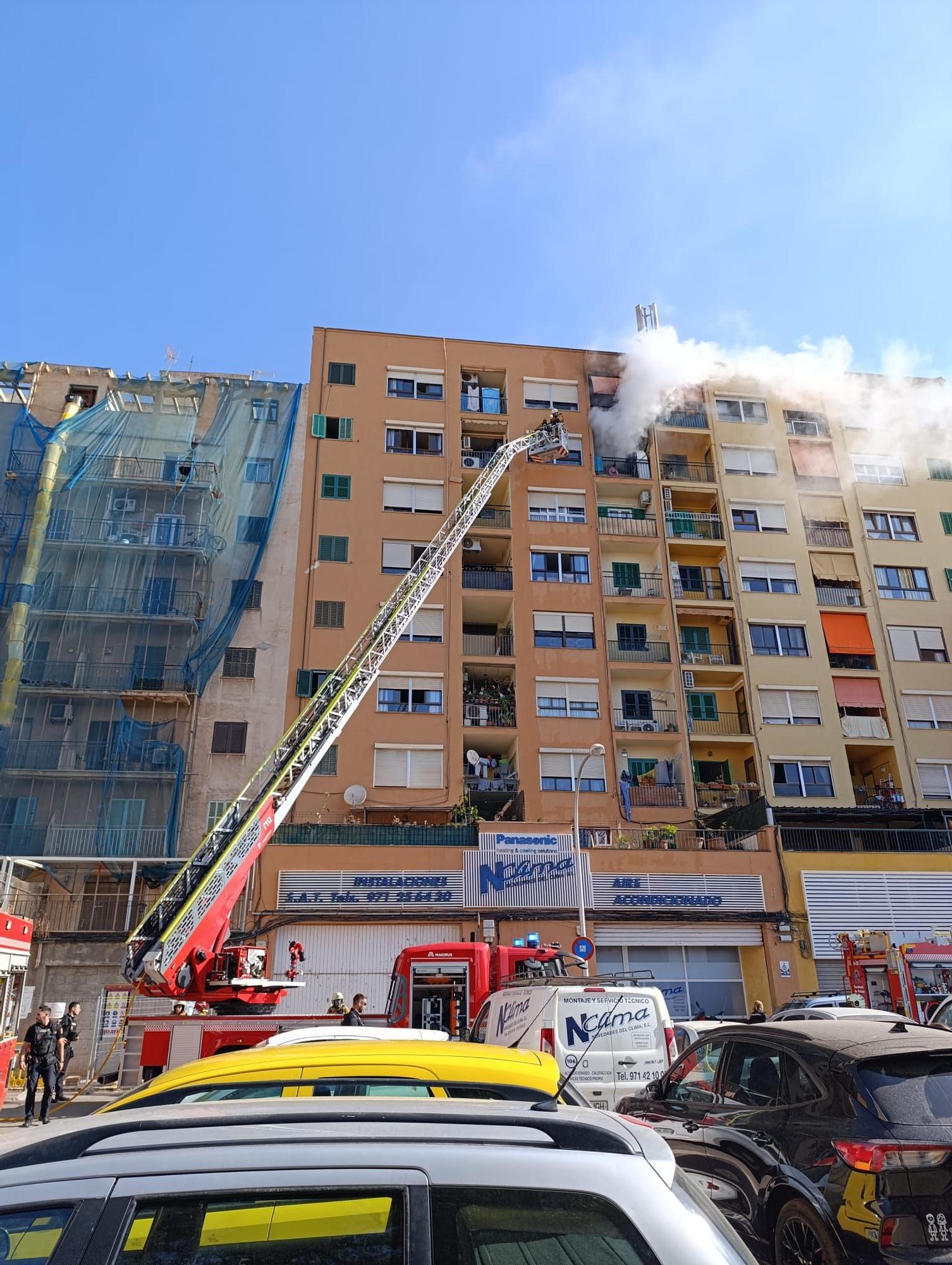 Bombers de Palma activan la autoescalera para rescata al menor atrapado en un piso de la calle Sureda de Palma.