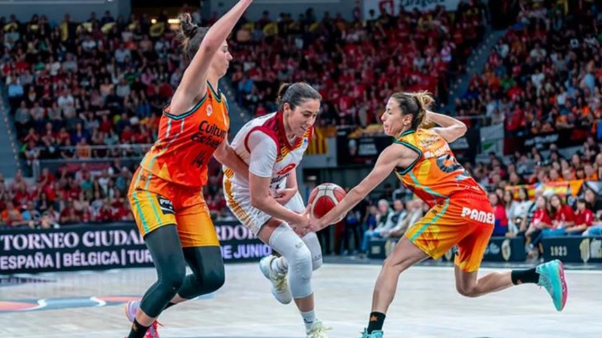 Raquel Carrera y Queralt Casas defienden a Vega Gimeno, en el partido de la Copa de la Reina 2023 en Zaragoza