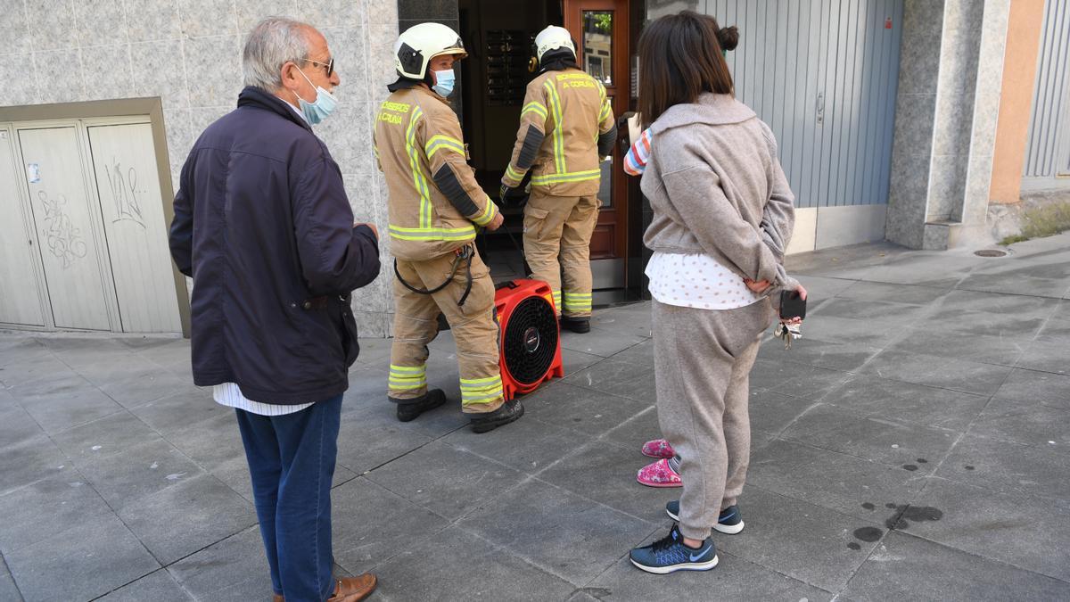 Bomberos de A Coruña en un edificio de Orillamar.