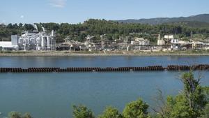 Panorámica de la factoría de Ercros en Flix observada desde la otra orilla del embalse.