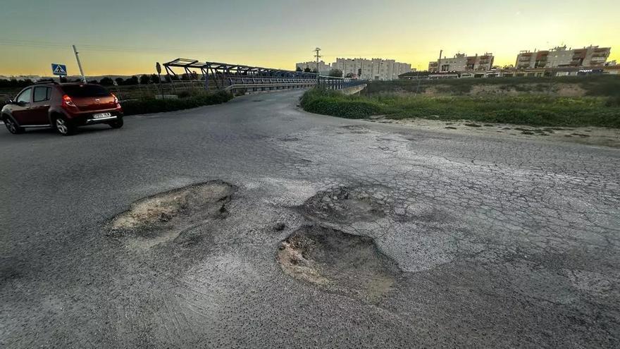 Un bache en Orihuela Costa provoca la caída de una menor en patinete y los padres reclaman ante el Ayuntamiento