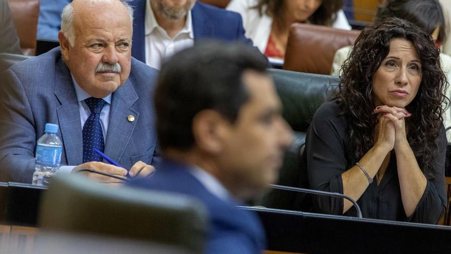 Los consejeros de Salud y Familias, Jesús Aguirre (i), y de Igualdad, Rocío Ruiz (d), ante el presidente andaluz, Juanma Moreno (c), en la sesión de control al Ejecutivo.