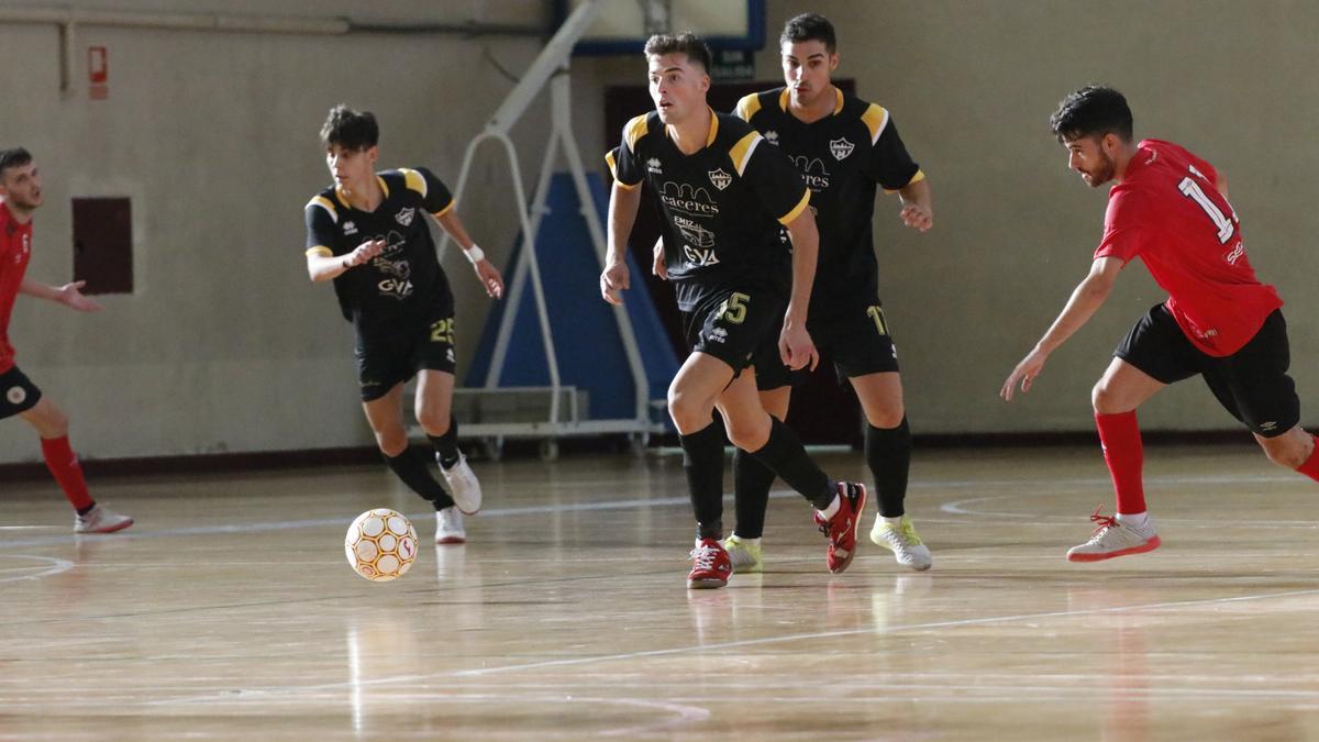 Jugadores de Cáceres Uex en acción.