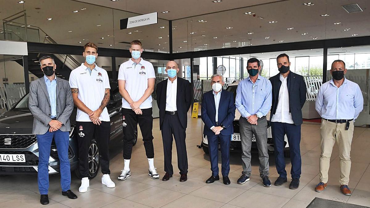 Schaftennar, el tercero por la izquierda, junto a Javi Vega, ayer en Marineda Motor. |  // CARLOS PARDELLAS