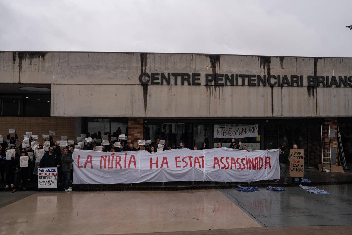 Protestas fuera de la cárcel en la espera de la salida de Alves