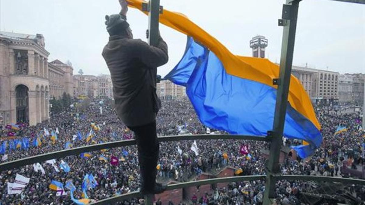 Una ciudadana se cubre con la bandera europea en Kiev, ayer.