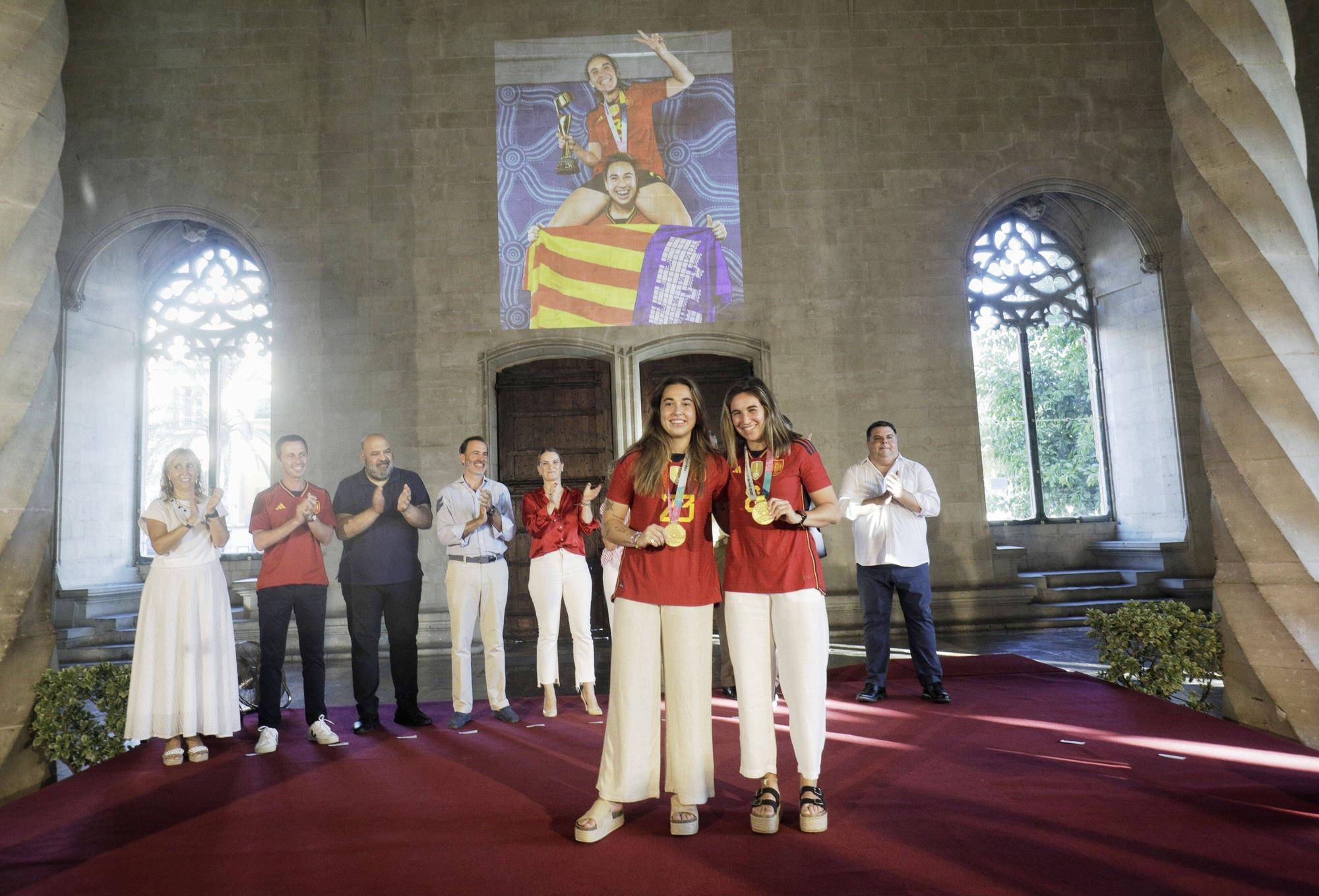 So zelebrierte Palma die Ankunft der Fußballweltmeisterinnen Mariona Caldentey und Cata Coll