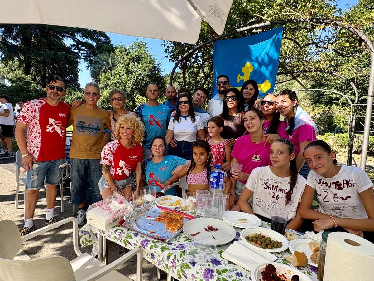 Un grupo de vecinos de Sama en la jira de las fiestas de Santiago en el Parque Dorado