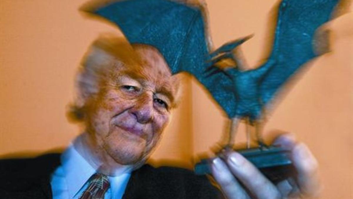 Ray Harryhausen, fotografiado con una de sus maquetas en Barcelona en el 2004.