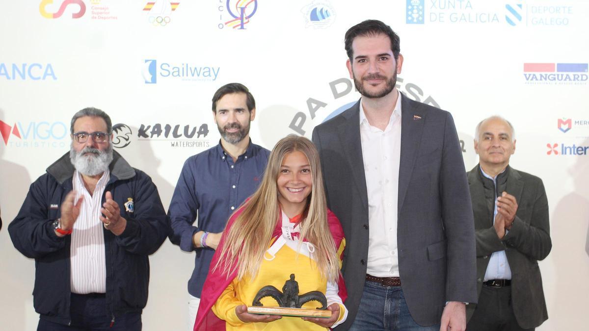 Mara Peñalver recibe el trofeo de manos de Tone Pérez, presidente del Náutico.