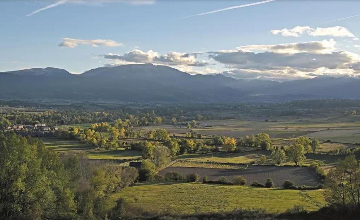 Vistes de la vall de la Cerdanya des de Puigcerdà, amb la serralada pirinenca al fons del costat espanyol