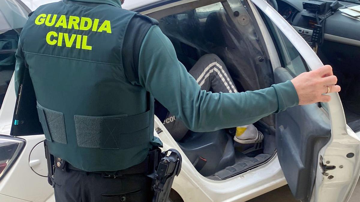 Momento de la detención de los dos hermanos por la Guardia Civil