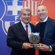 Ramírez posa con Laporta, presidente del Barça, en una imagen de la pasada temporada en Montjuïc.
