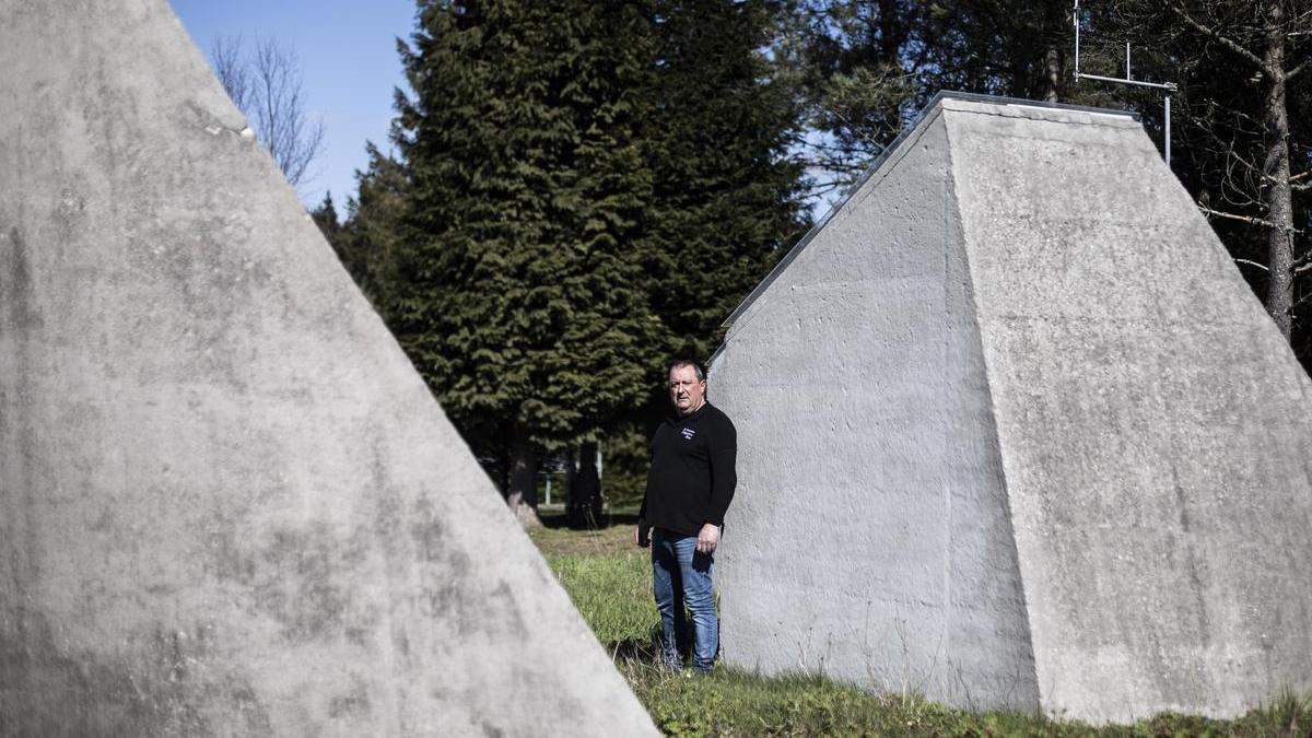 Manuel García Fernández, en el área recreativa de Folgueirou, junto a los lucernarios del restaurante que regenta.