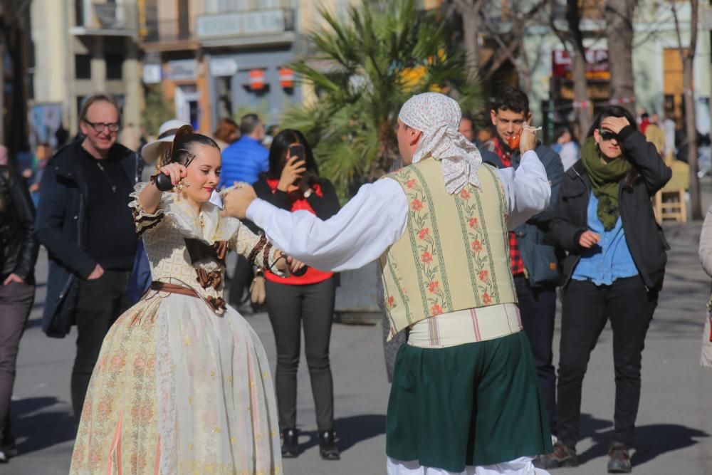 Danzas populares en el entorno de la Lonja