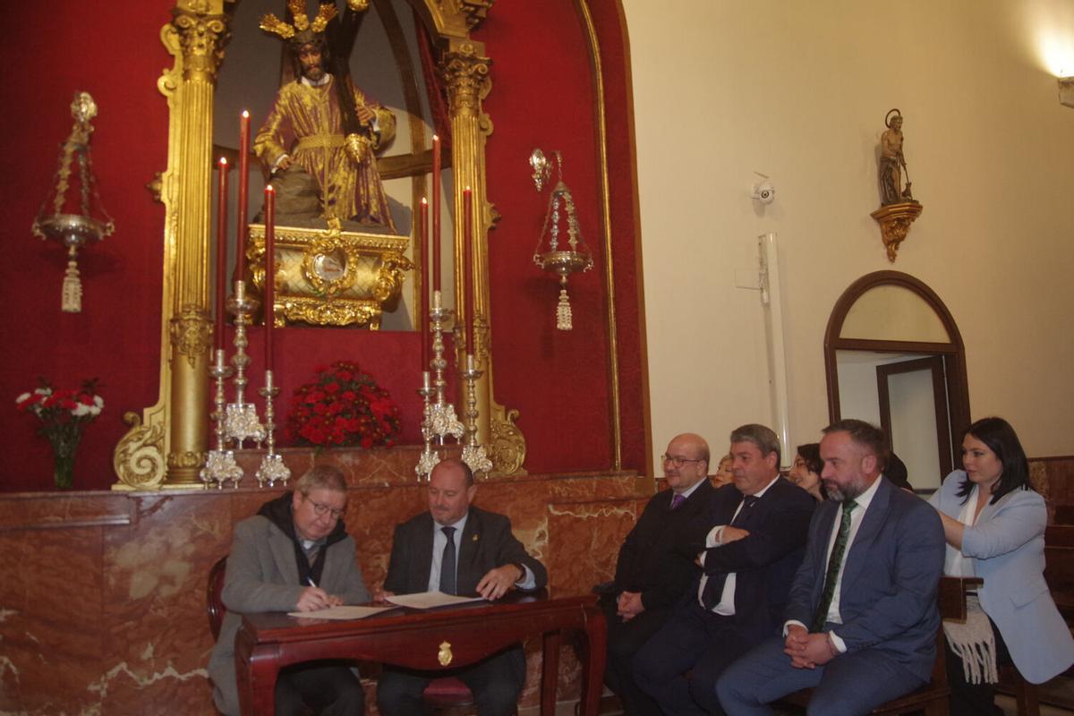 Firma del contrato para la realización de 'La Cruz del Mundo', sobre la que girará la celebración del L Aniversario de la bendición del Nazareno de los Pasos en el Monte Calvario, de la cofradía del Rocío