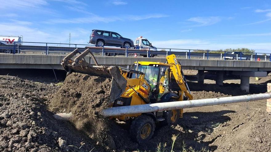 Vídeo | Plan de choque en la AP-4 con actuaciones de limpieza