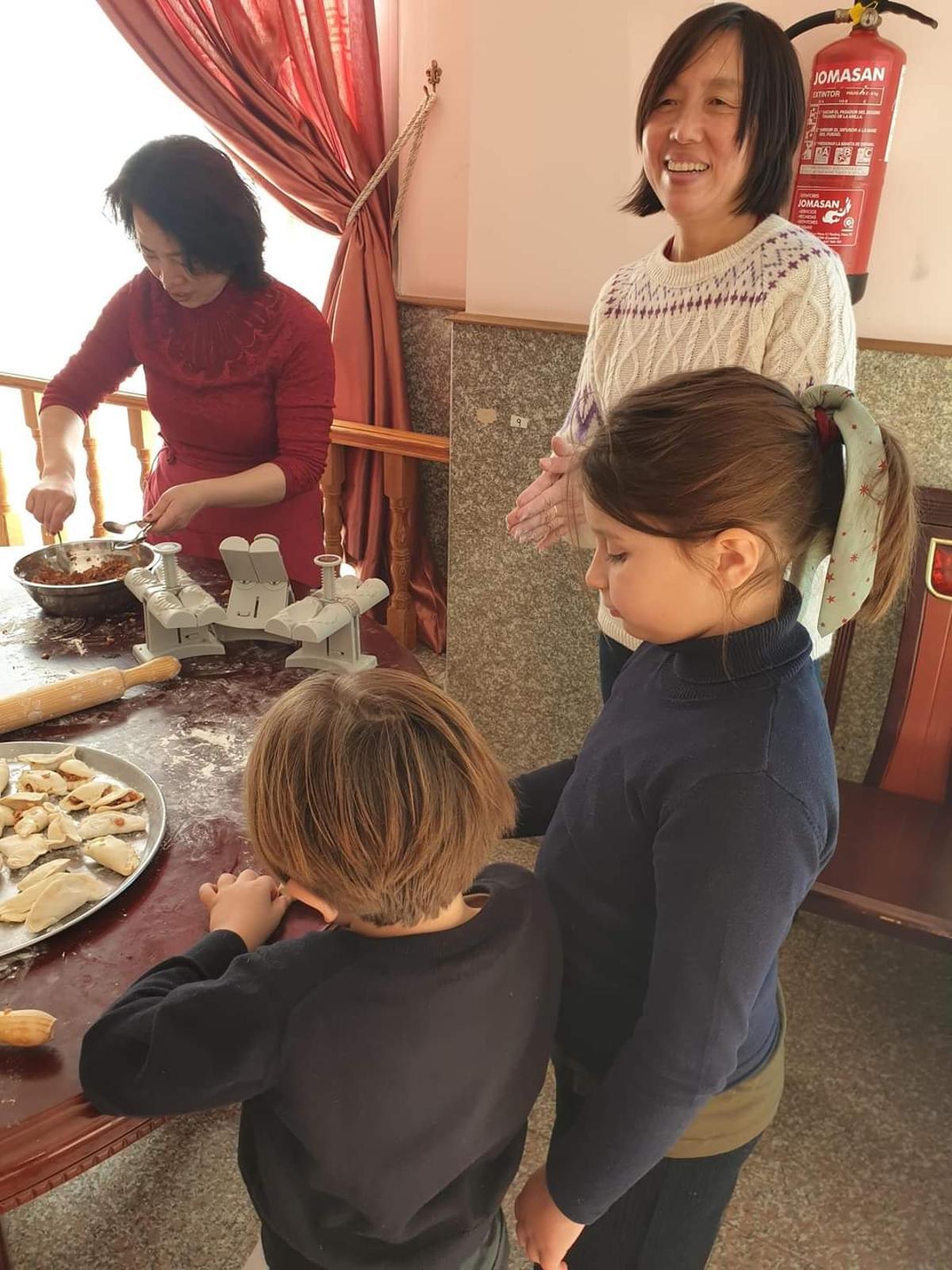 Preparativos de empanadillas en un restaurante de Altura.