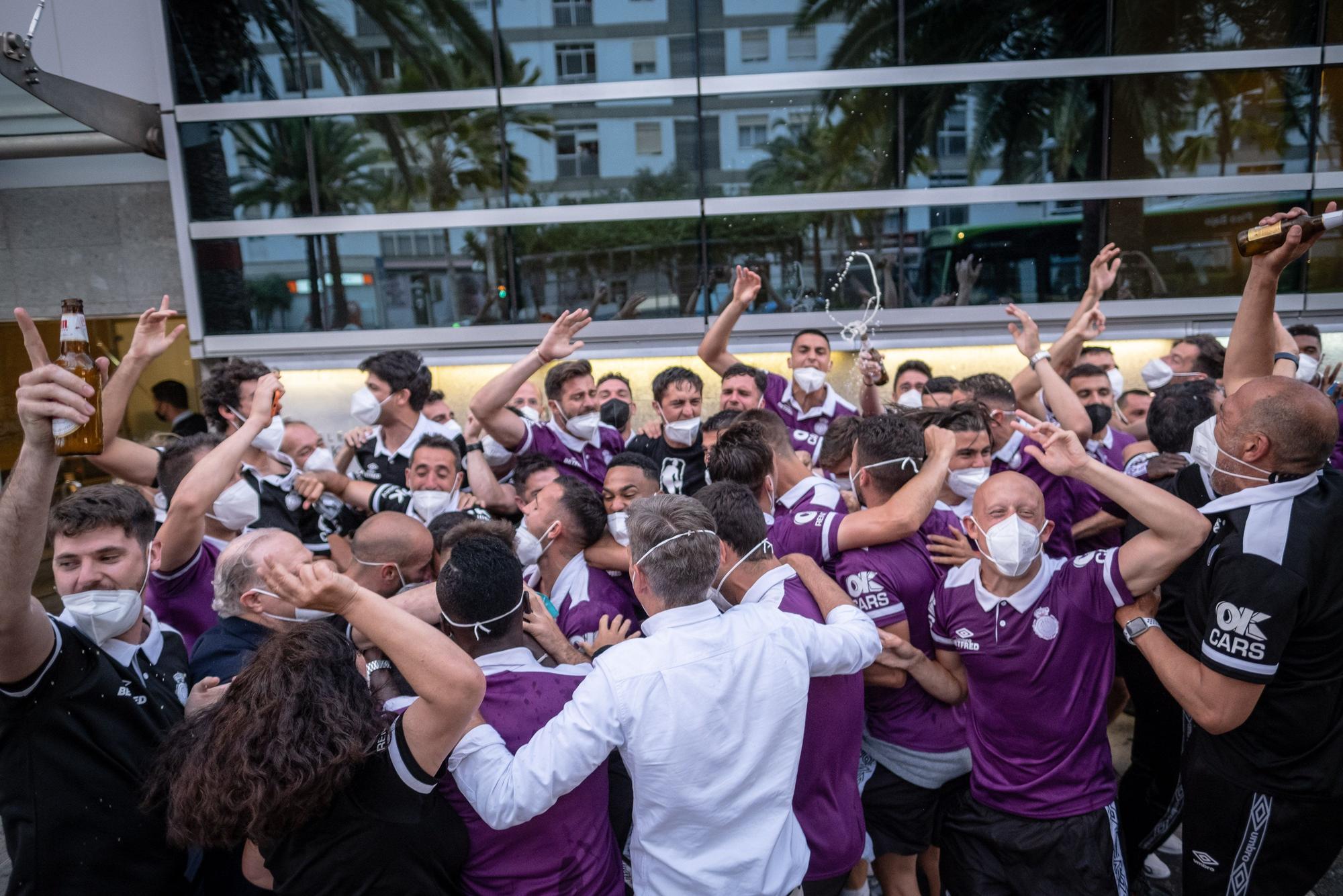 Los jugadores del Mallorca celebran que el ascenso a Primera