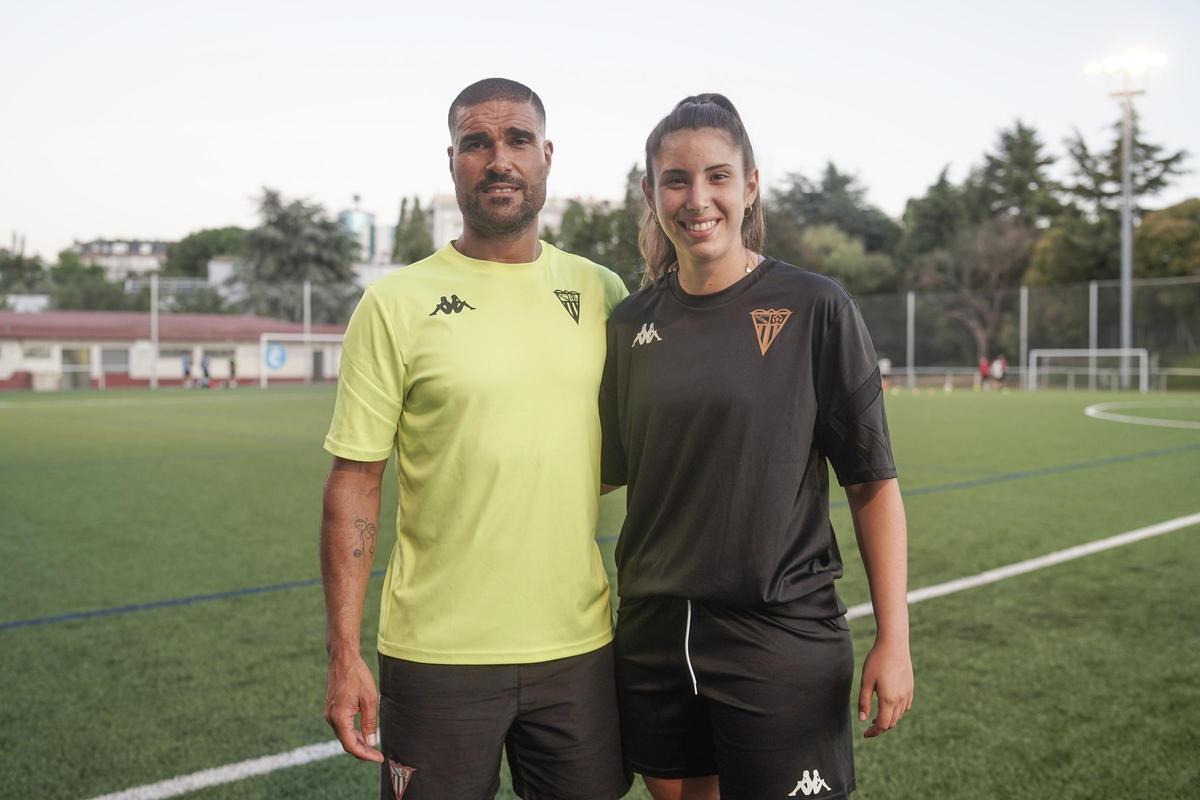 Javi Angeriz y Laura López posan en el campo de la Leyma.