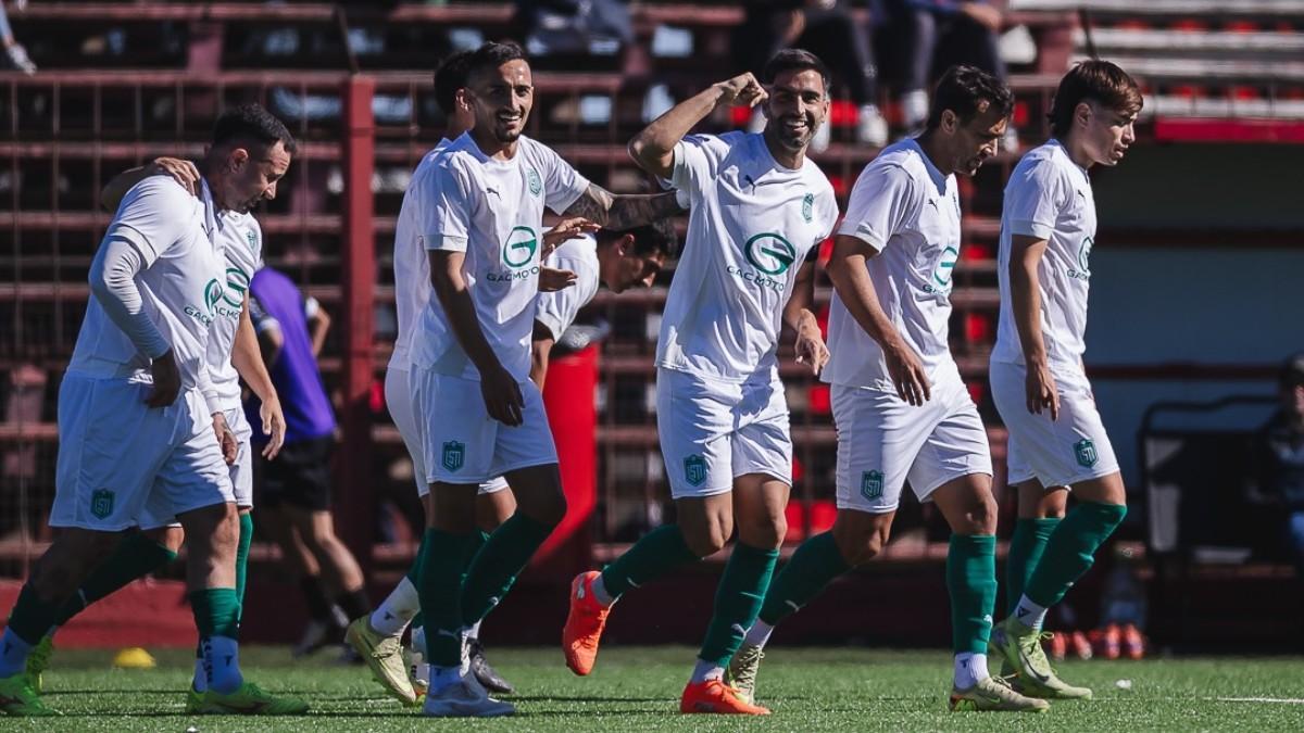 Rodrigo Pastorini celebra el primer gol de Deportivo LSM en la tercera división de Uruguay