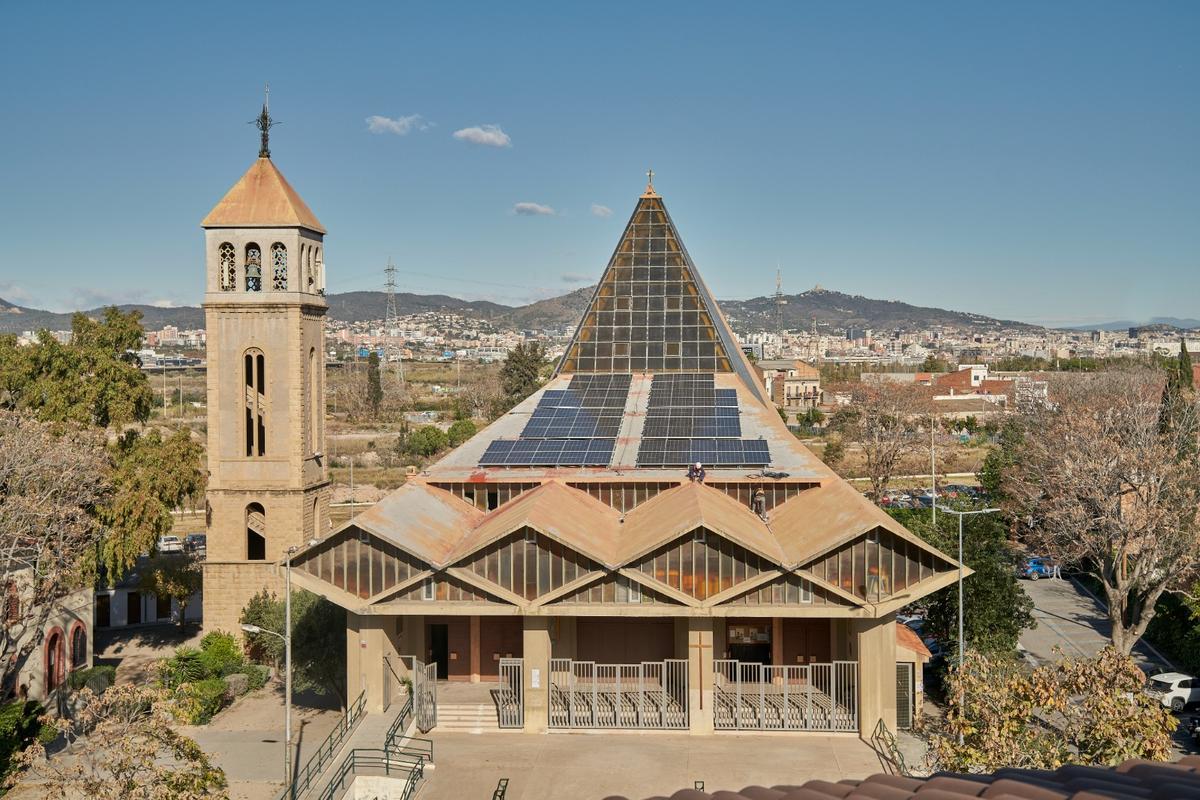 Placas Fotovoltaicas en una iglesia del Prat de Llobregat