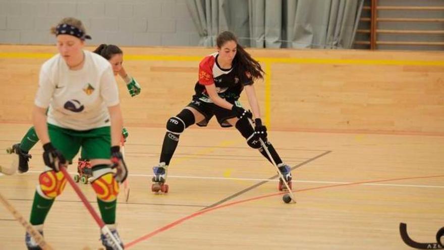 Marta González controla la bola en un partido ante el Vilanova.