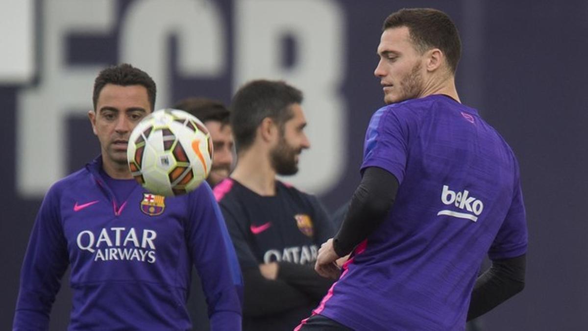 Vermaelen, junto a Xavi, en la última sesión preparatoria del Barça, este lunes