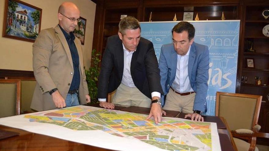 José Carlos Martín, el alcalde, Juan Carlos Maldonado, y Andrés Ruiz, ayer.