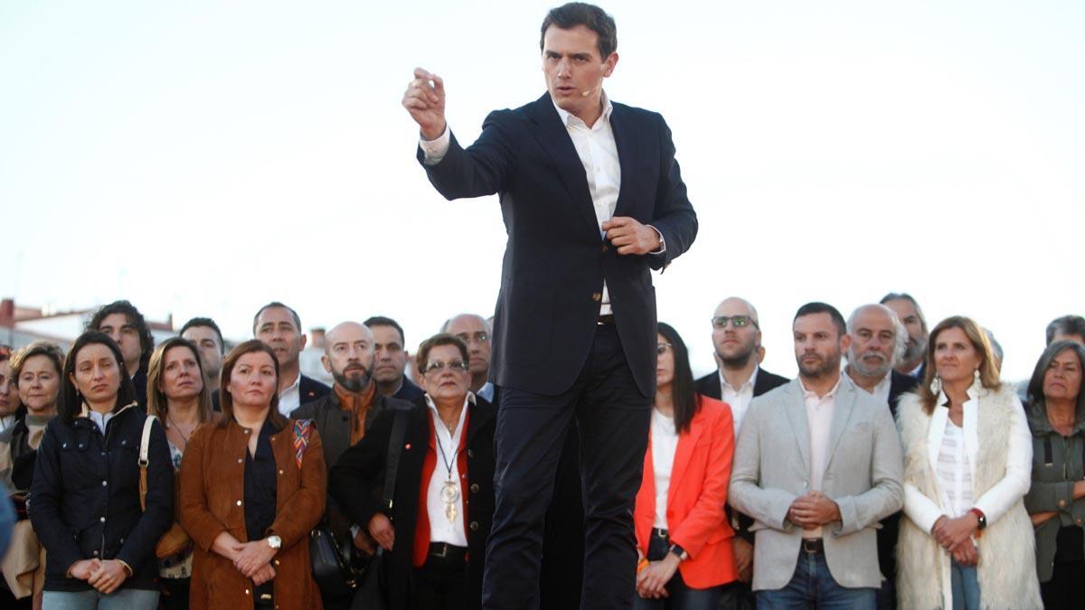 Rivera ofrece al PP un pacto de Gobierno para echar a Sánchez por una "emergencia nacional"