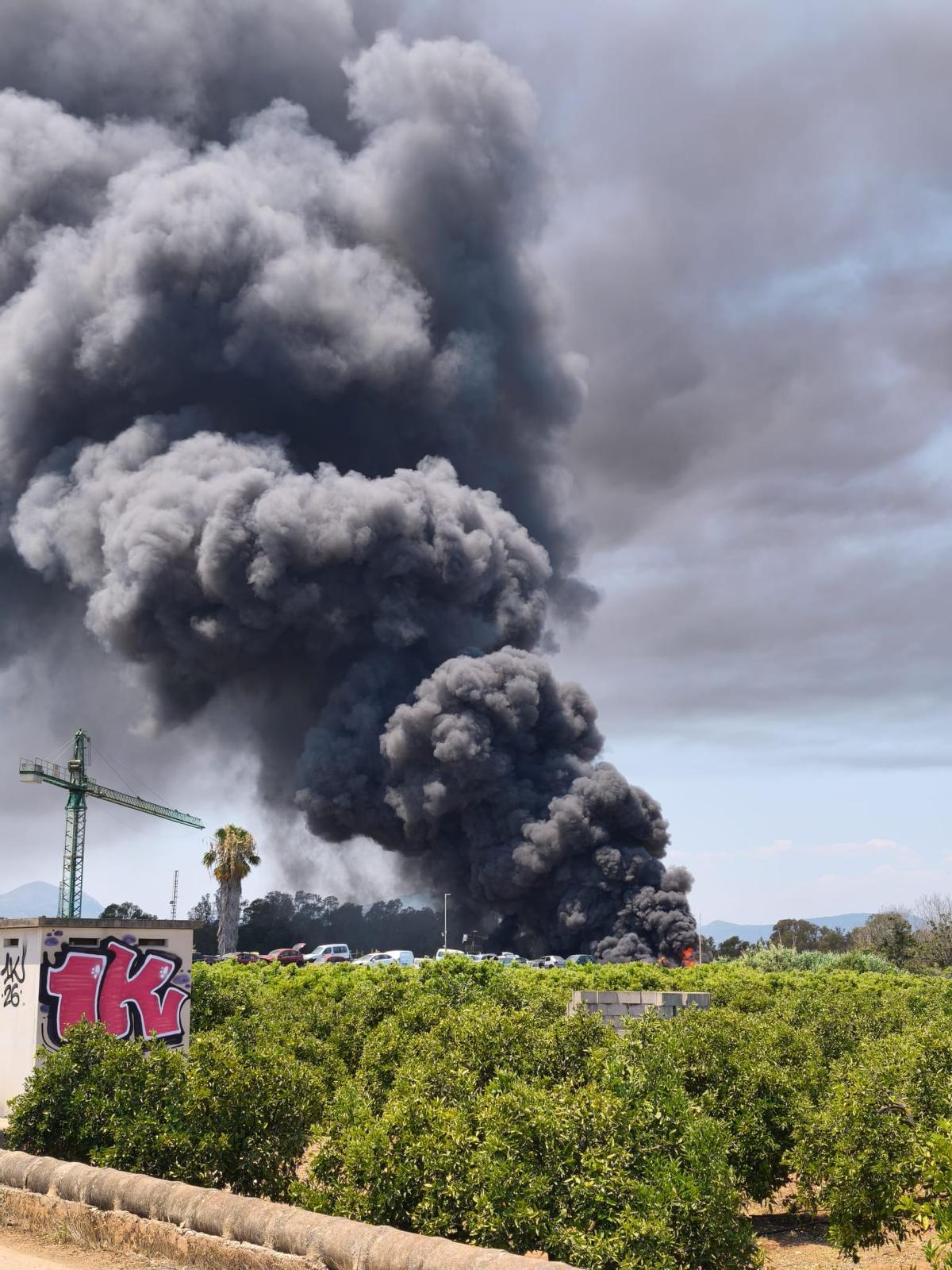 Las imágenes del incendio en el desguace de El Verger