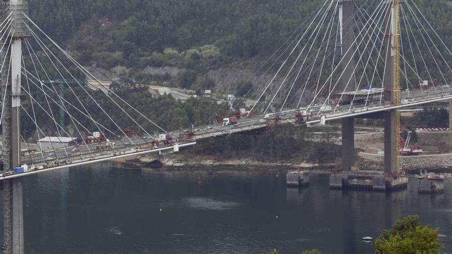 Una vista de las obras de ampliación del puente con la colocación del carril lateral el pasado agosto. // R.G.