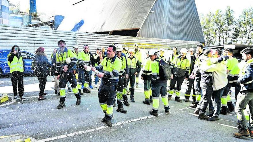 Con abrazos y una botella de
champán celebraron el fallo
del Supremo los trabajadores
de Ence. | // RAFA VÁZQUEZ