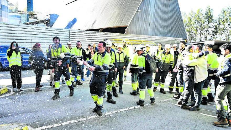 Con abrazos y una botella de
 champán celebraron el fallo 
del Supremo los trabajadores
de Ence.   | // RAFA VÁZQUEZ