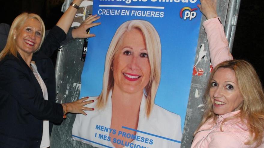 Maria Àngels Olmedo amb el seu cartell electoral.
