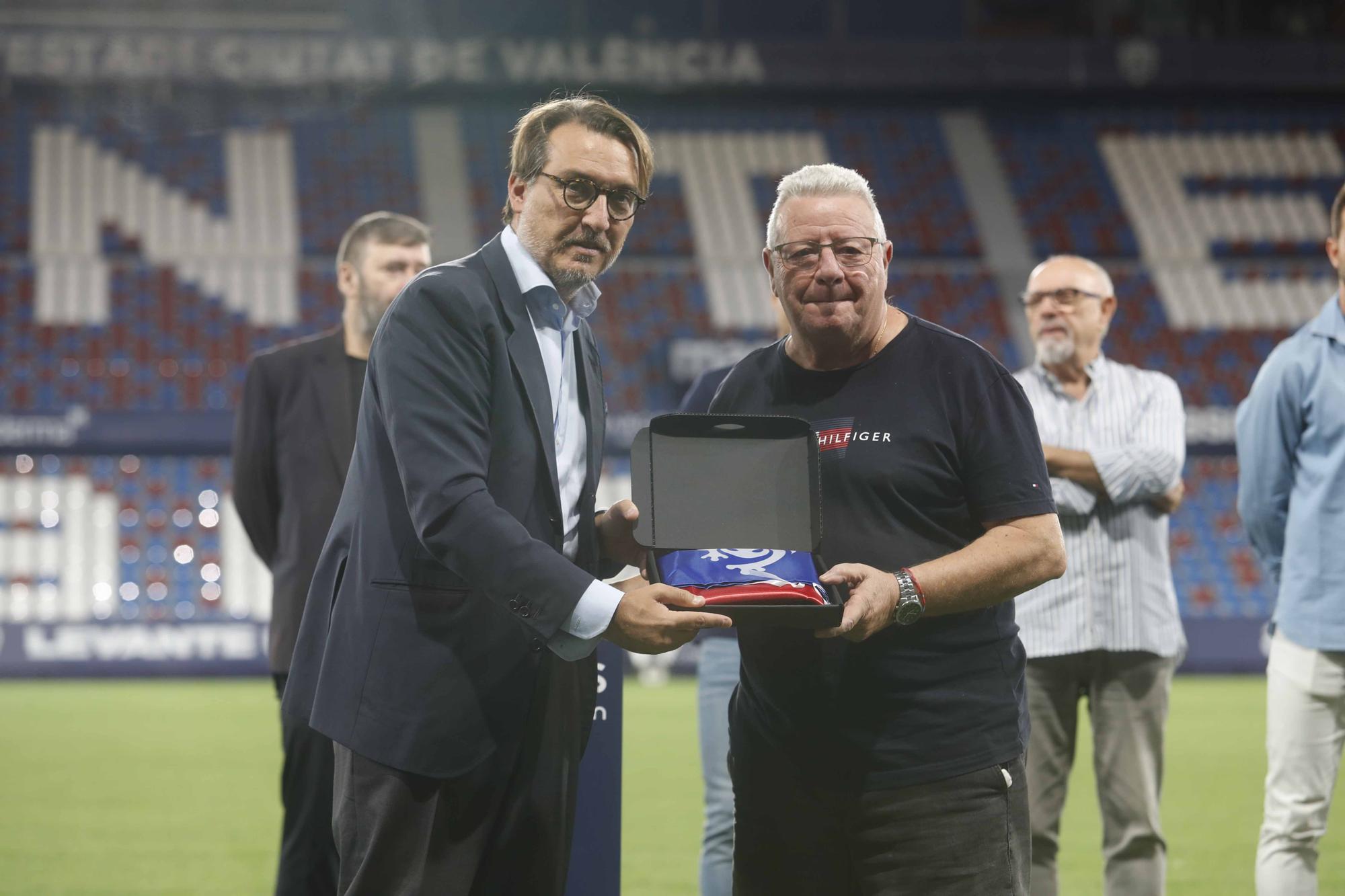 El Levante UD Iza la bandera con las peñas levantinistas