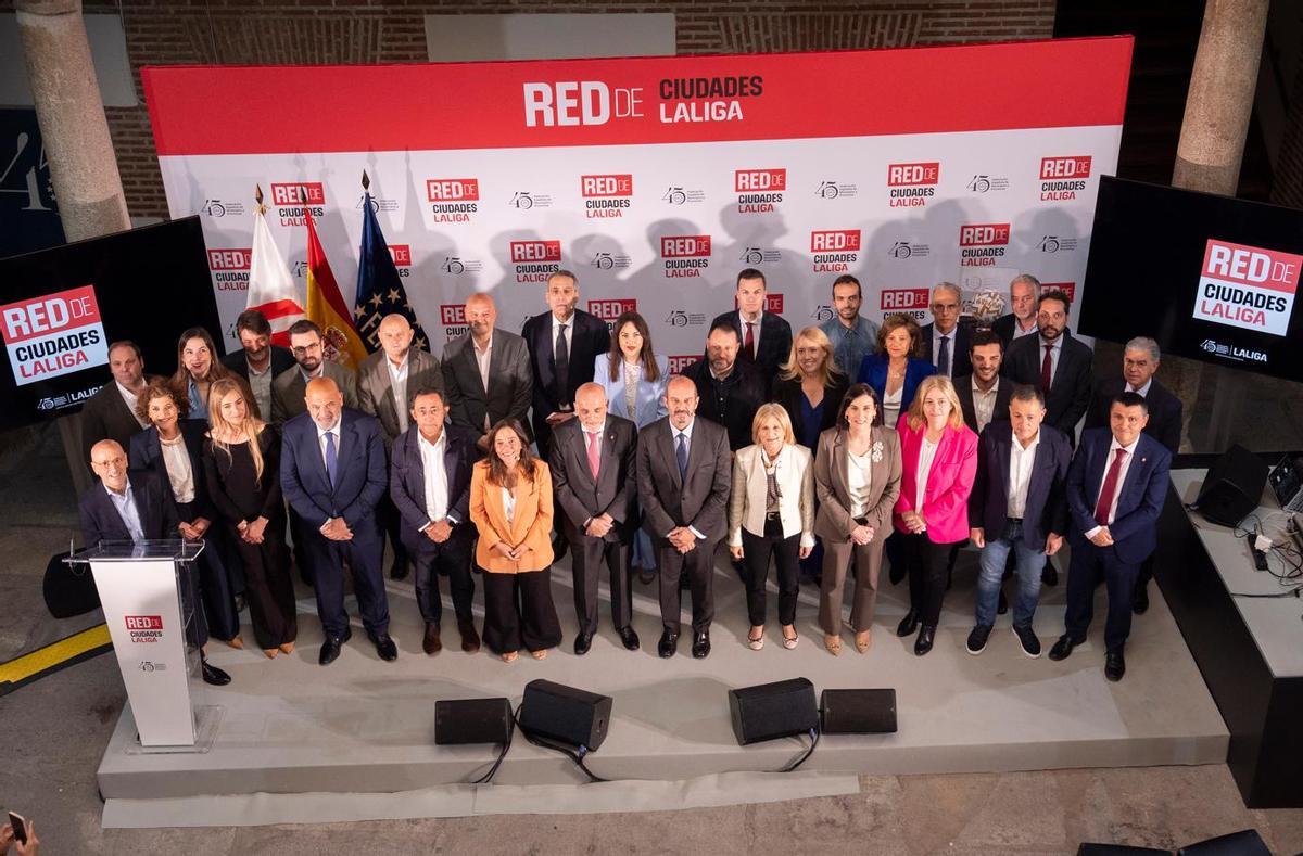 Las autoridades posan en la presentación de la Red de Ciudades LALIGA.
