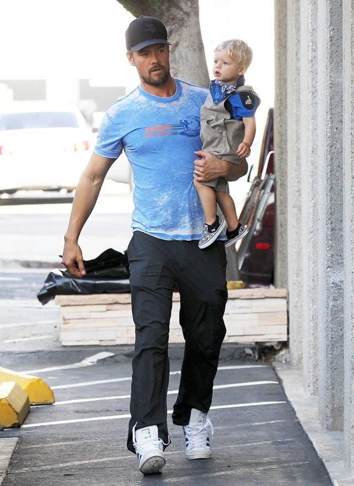 Josh Duhamel con su hijo Axl en brazos