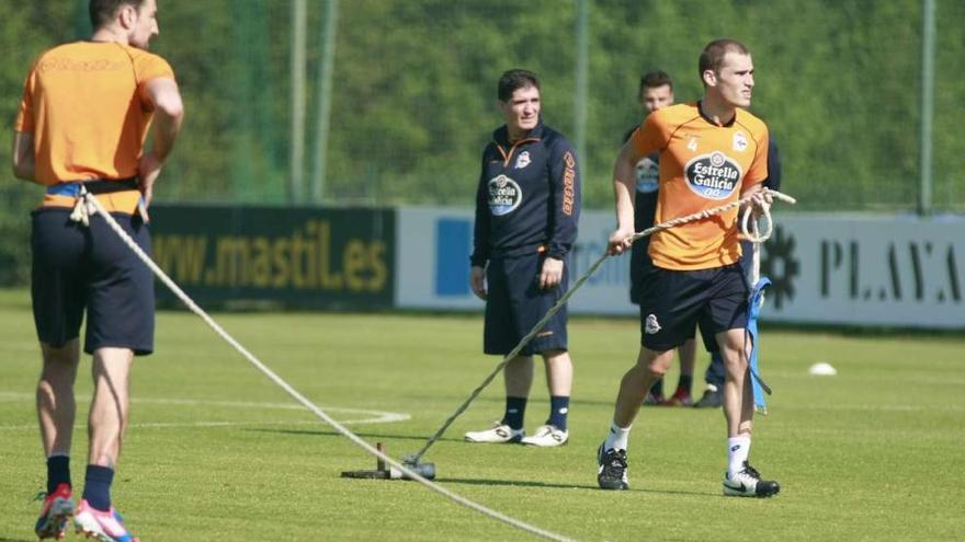 Toché (de espaldas) y Álex Bergantiños, durante el entrenamiento de ayer en la ciudad deportiva de Abegondo. / 13fotos