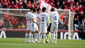 Los jugadores del Espanyol protestan a Ricardo de Burgos